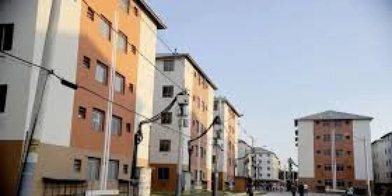 Bolsonaro assina decreto que regulamenta programa Casa Verde e Amarela