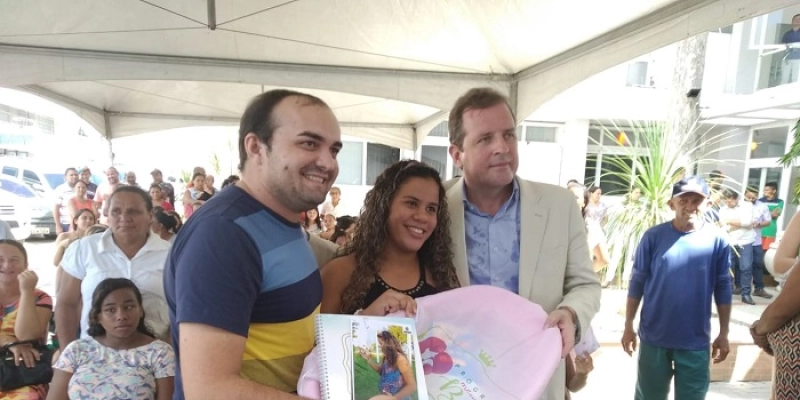 50 kits de enxovais são entregues pelo Prefeito Tyrone a mulheres grávidas cadastradas no programa Meu Bebê