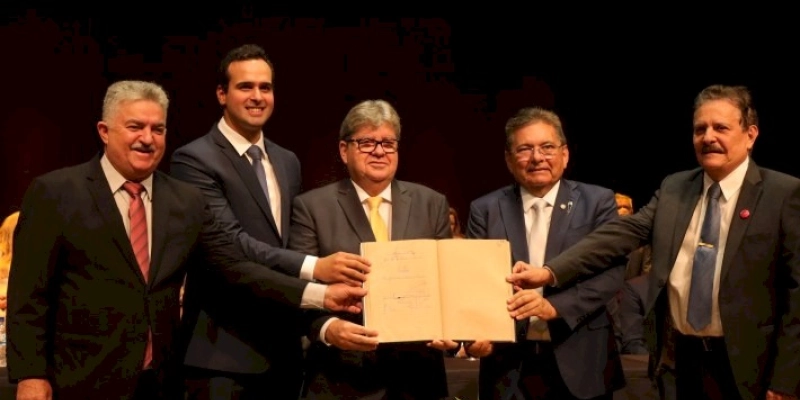João Azevêdo e Lucas Ribeiro tomam posse como governador e vice-governador da Paraíba