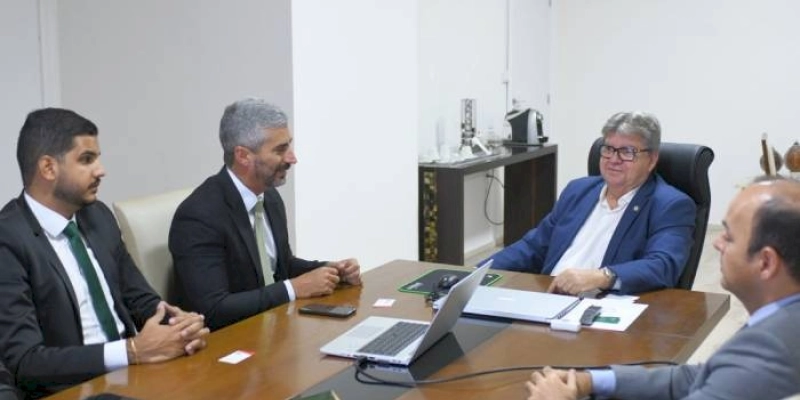 João Azevêdo recebe dirigente da Neoenergia, empresa responsável pelo Parque Eólico que terá o presidente Lula em sua inauguração dia 22