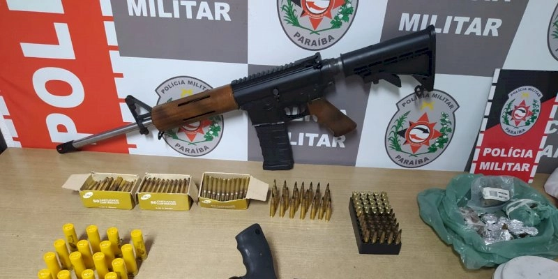 Após denúncia, Polícia Militar apreende fuzil, revólver e drogas enterrados