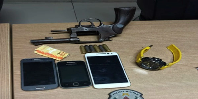Suspeitos são presos com arma de fogo e PM recupera moto roubada em assalto