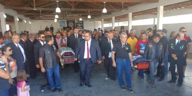 Motociclistas fazem homenagem durante cortejo fúnebre de Ailton e sua Esposa em Sousa; fotos e Vídeo 