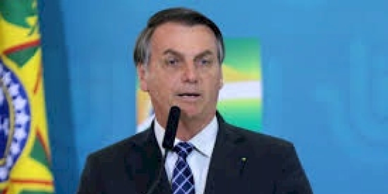 Desfile em comemoração ao Bicentenário reúne multidão na Esplanada