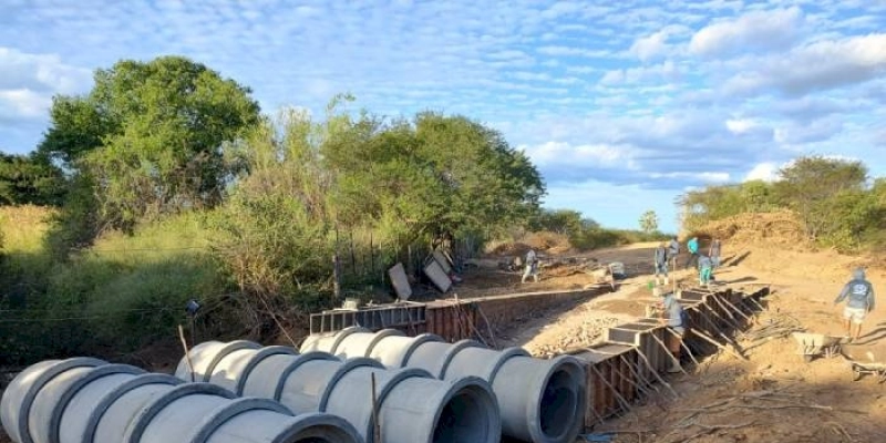 Prefeito João Neto e  secretário de obras, Júnior Farias, inspecionam construção do Lajão do Riacho do Leilão