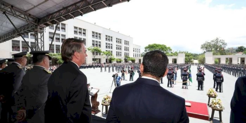 Presidente Bolsonaro participa de formatura de cadetes na Aman