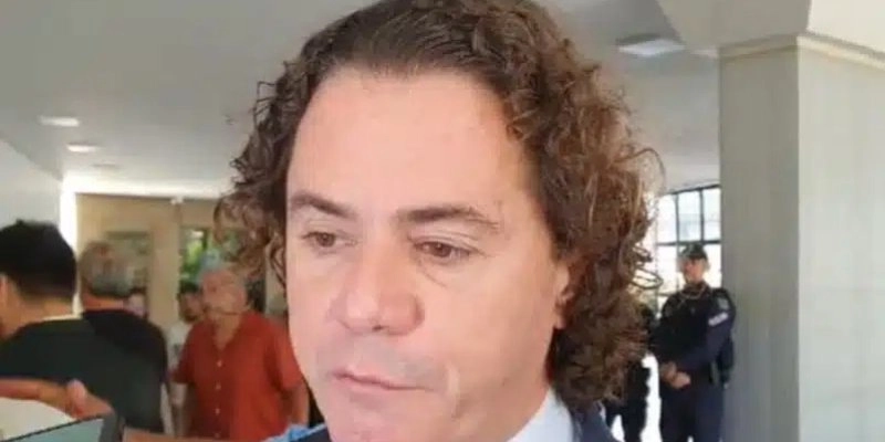 Veneziano busca reaproximação com Tyrone para conquistar votos em Sousa