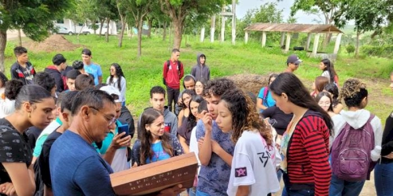 Estudantes de Agroecologia conhecem trabalhos de pesquisa na Empaer em Lagoa Seca