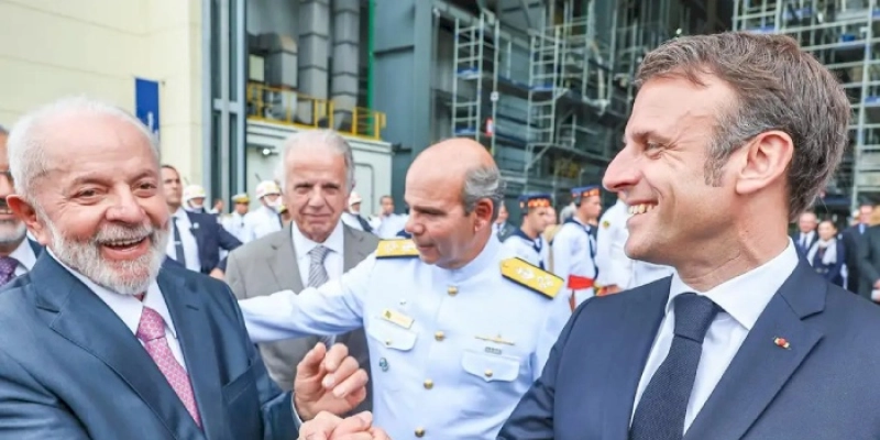 Macron chega ao Planalto para último dia de agenda no Brasil