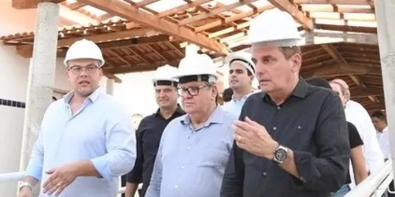 João Azevêdo acompanhado de Bal Lins e Chico Mendes, inspecionam reforma de escola em São José de Piranhas; são investidos mais de R$ 4 milhões 