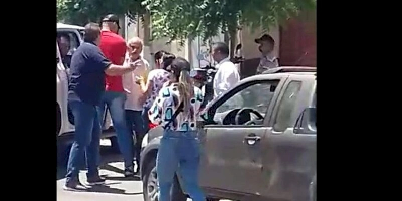 Bate-boca termina em confusão entre o ex-prefeito Bosco Fernandes, e um eleitor durante o pleito em Uiraúna 