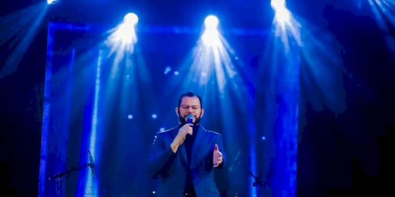 Segunda noite da Festa das Neves tem atmosfera sagrada com show do Padre Márcio