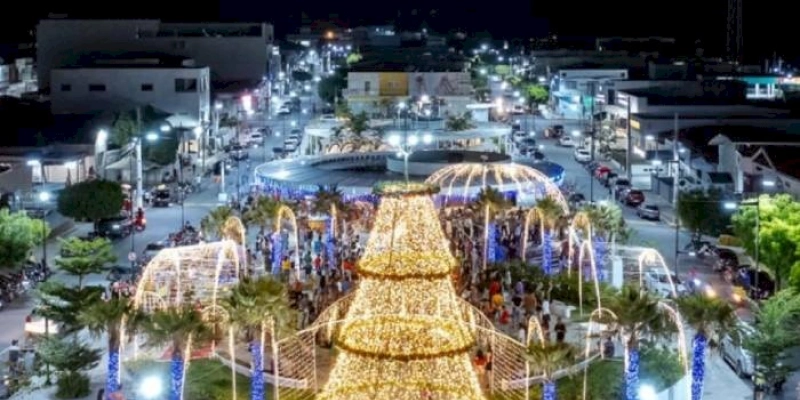 Chico Mendes e Bal Lins entregam decoração natalina Magia das Cores, na Praça Central de São José de Piranhas