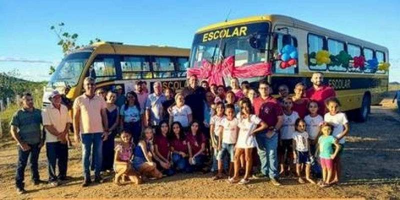João Neto oficializa a entrega do novo ônibus escolar à comunidade de Angélica e região