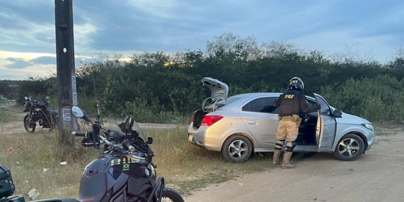 PRF recupera veículo com registro de roubo/furto após perseguição