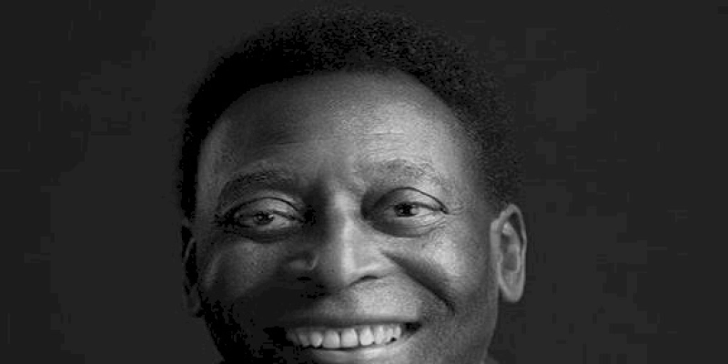 Velório de Pelé em Santos é encerrado; corpo deixa Vila Belmiro sob aplauso de fãs