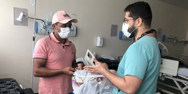 Pacientes do Hospital Metropolitano que fazem uso de sonda para se alimentar recebem kit nutricional para tratamento em casa