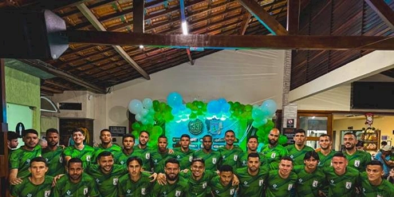 Sousa apresenta elenco e recebe terreno para construção de CT; confira