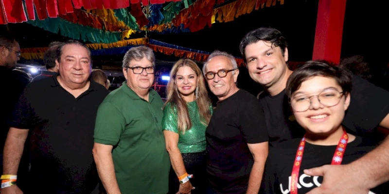 João Azevêdo prestigia desfile das Muriçocas e destaca segurança e colaboração da população