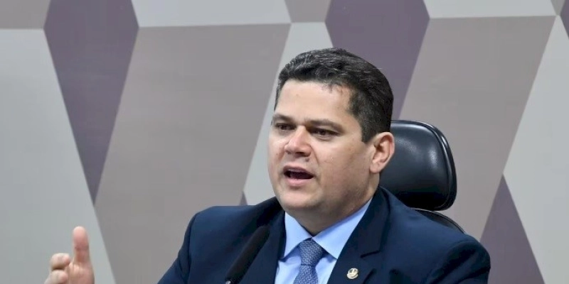 Alcolumbre pressiona o Governo por cargos em troca de agilidade na sabatina de Zanin ao STF