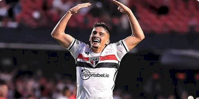 São Paulo faz 2 a 0 no Internacional e sobe para o G4 do Brasileirão