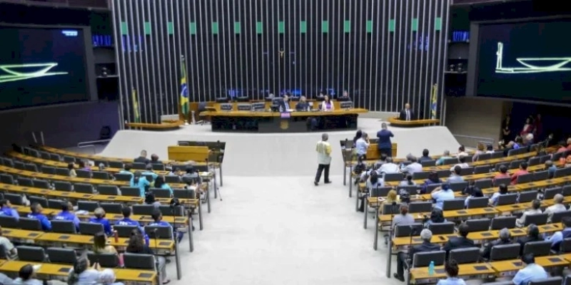 Câmara atende pedido do PSOL e custeará passagens aéreas para filhos de deputados