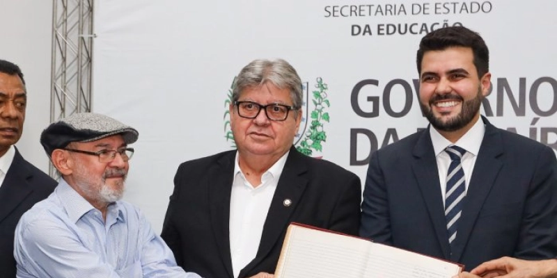 João Azevêdo empossa secretário de Educação e destaca avanços na Rede Estadual de Ensino
