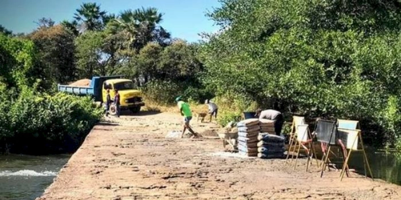 Secretaria de Obras e Infraestrutura de Aparecida restaura passagem molhada que dar acesso ao Patrimônio Acauã