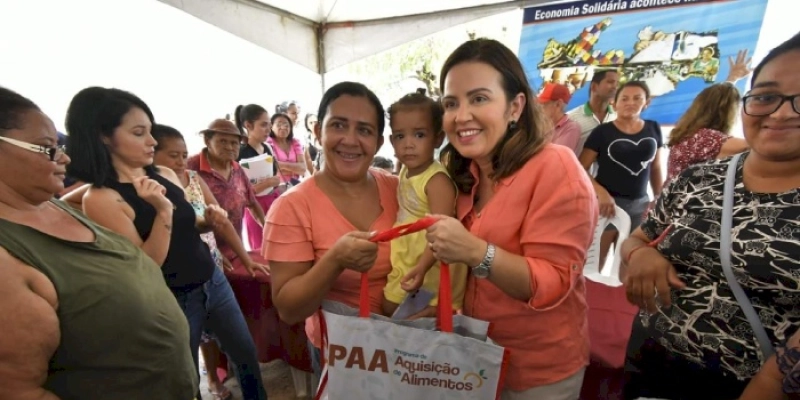 Pollyanna Dutra entrega PAA Leite a 800 famílias em Pombal