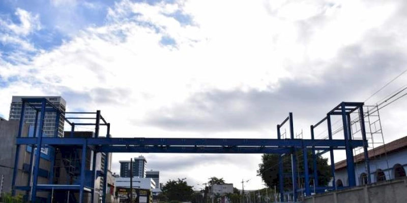 Passarela construída para ligar escolas do SESI e SENAI deverá ser concluída até dezembro deste ano