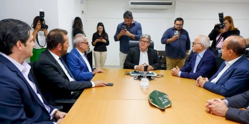 João Azevêdo recebe dirigentes da Frente Nacional dos Prefeitos, destaca investimentos nos municípios e importância do diálogo