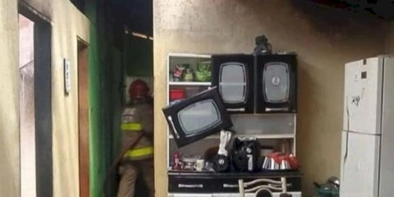 Corpo de Bombeiros é acionado para conter incêndio em residência, na cidade de Pombal 