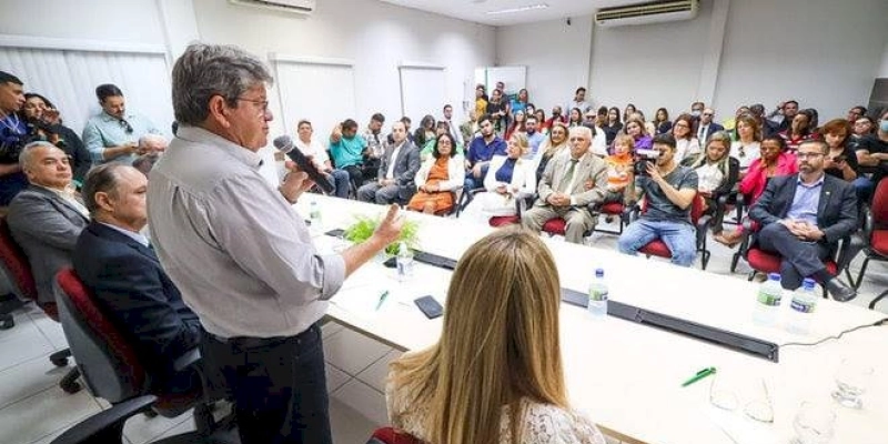 Em encontro com defensores públicos, João reafirma compromissos com a categoria