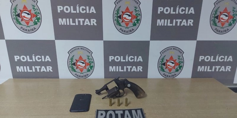 Policiais do BEPMotos apreendem arma e celular que seriam de grupo criminoso; confira