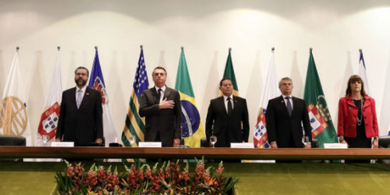 Bolsonaro pede que novos diplomatas trabalhem por um Brasil aberto