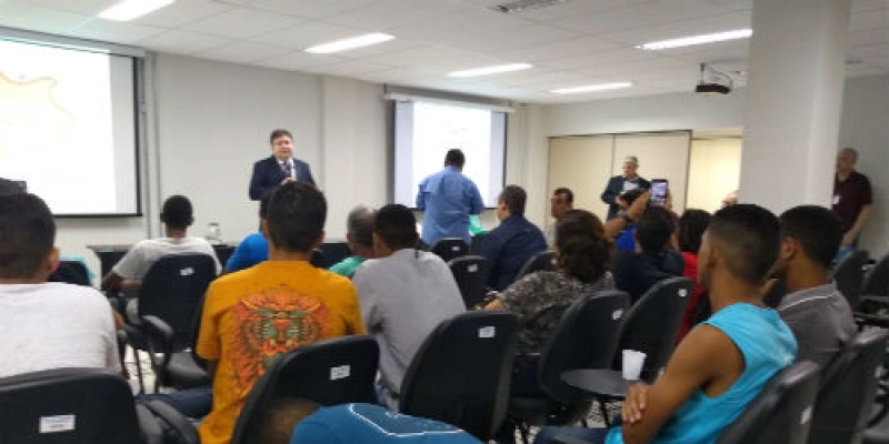 Jovens da Semiliberdade iniciam curso de manutenção de microcomputadores