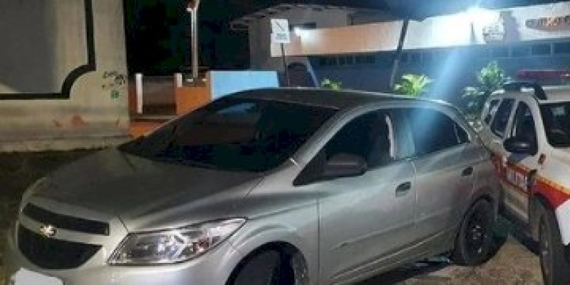 Polícia militar recupera veículo com restrição de roubo/furto