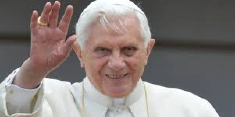 Ex-papa Bento XVI está gravemente doente, diz jornal