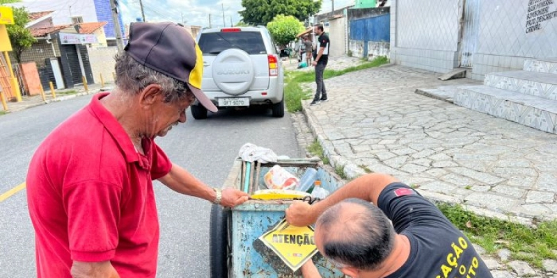 Semob-JP realiza ação educativa com sinalização de bicicletas, carros de mão e carroças para reduzir sinistros de trânsito