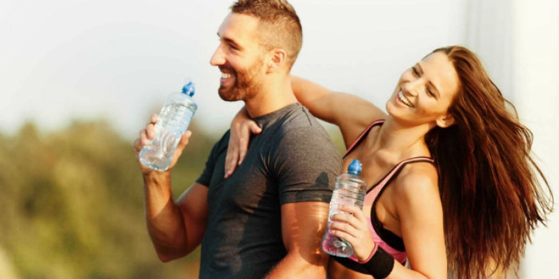 Por que os homens precisam beber mais água do que as mulheres? Veja