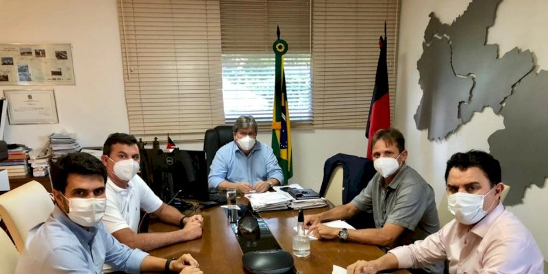 Wilson Santiago discute pleitos para Queimadas ao lado de Carlinhos de Tião e Doda em audiência com o governador