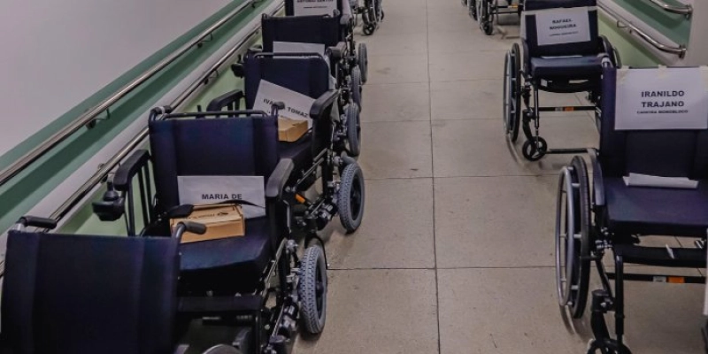 Cícero entrega cadeiras elétricas para pessoas com deficiência, inspeciona obras do Hospital Dia e projeta inauguração em 30 dias