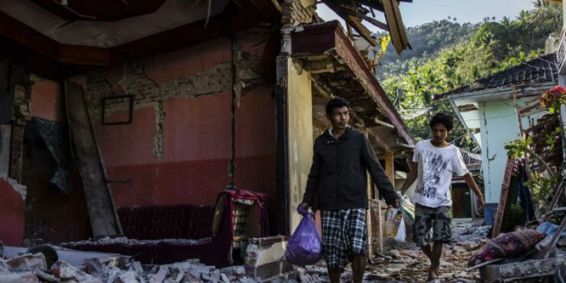 Terremoto na Indonésia deixa 70 mil desabrigados; mortos já são 130