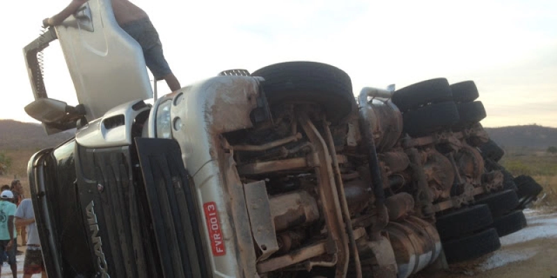 Carreta tomba após Condutor perder o controle da direção em Rodovia do Sertão