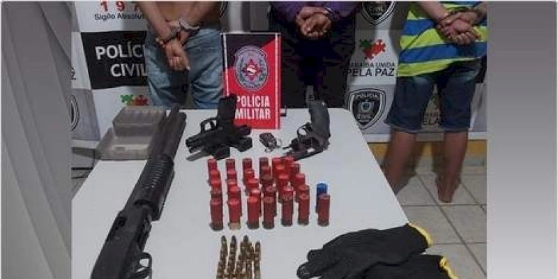 Policiais Militares apreendem armas de fogo e munições, e prendem trio, dentro de motel, em Catolé do Rocha
