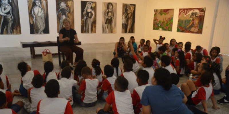Heloisa Maia recebe estudantes em sua exposição na Usina Cultural Energisa