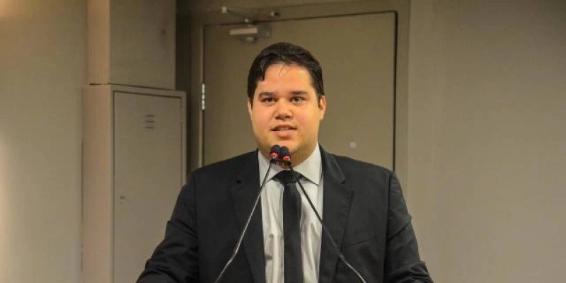 Deputado Anderson Monteiro propõe multa de até R$ 10 mil reais para quem furar a fila da vacinação na Paraíba