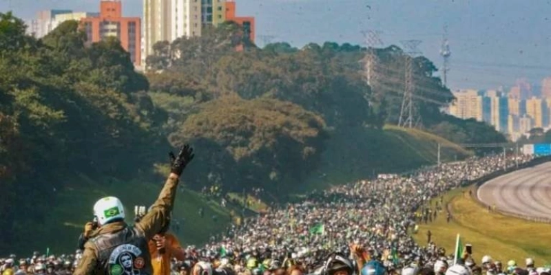 Bolsonaro participa de motociata em São Paulo