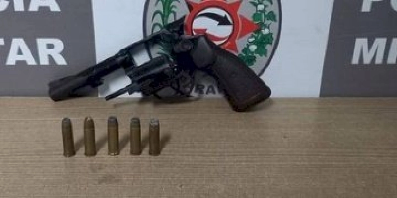 Polícia localiza arma de fogo escondida em terreno baldio; entenda 