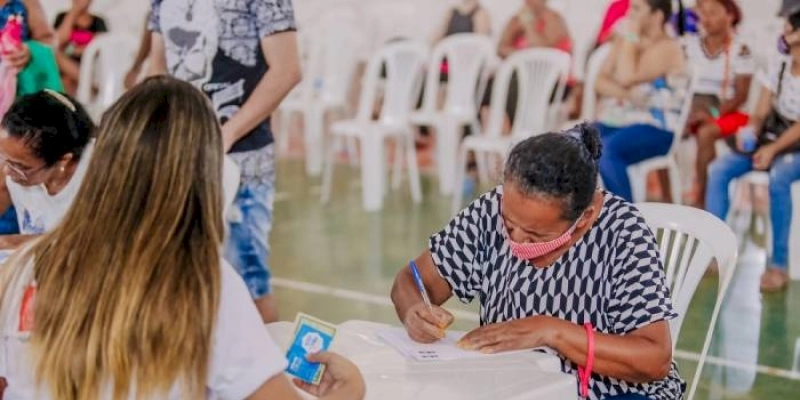 Prefeito acompanha segundo dia de entrega dos cartões do Pão e Leite